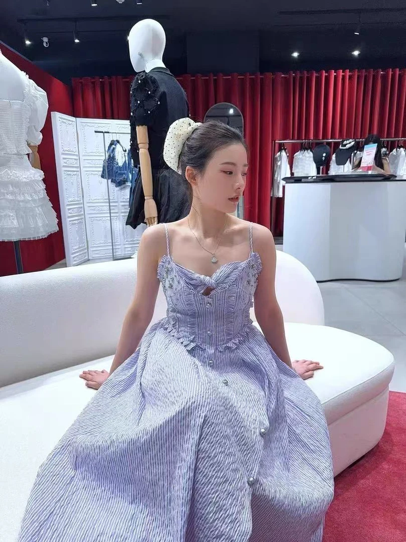 花颜颜夏日紫色条纹钉珠闪钻装饰收腰吊带度假长款连衣裙