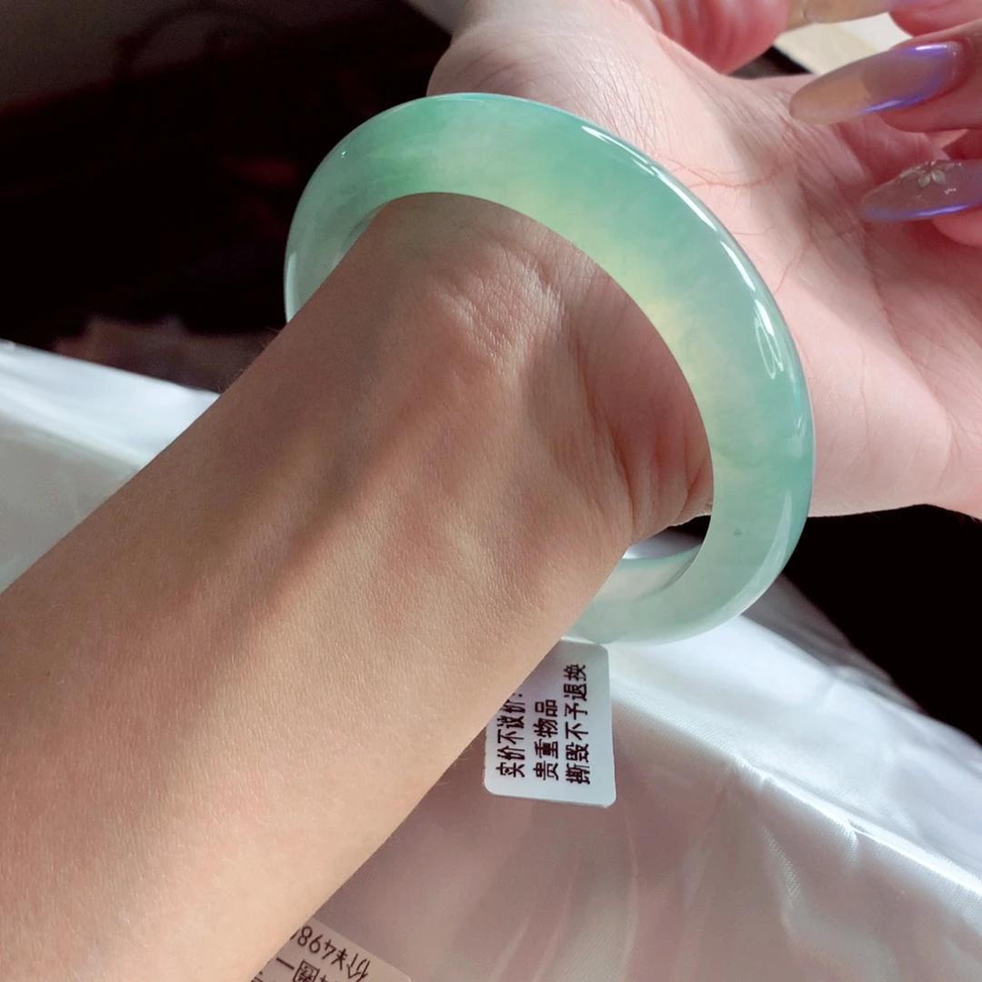 翡翠未镶嵌手镯55.4 冰绿葡萄肉起光 灵