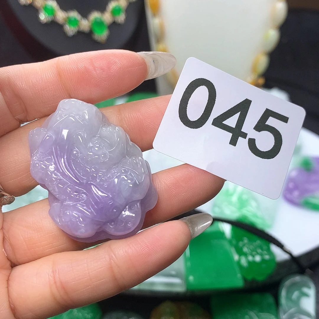 翡翠吊坠(赠链)未镶嵌