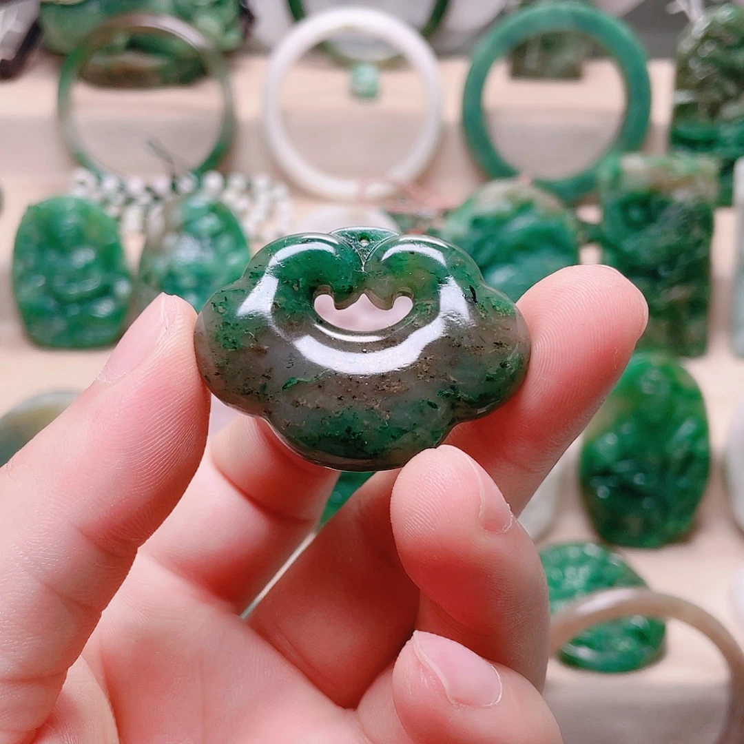 陈***峰独山玉未镶嵌颈饰