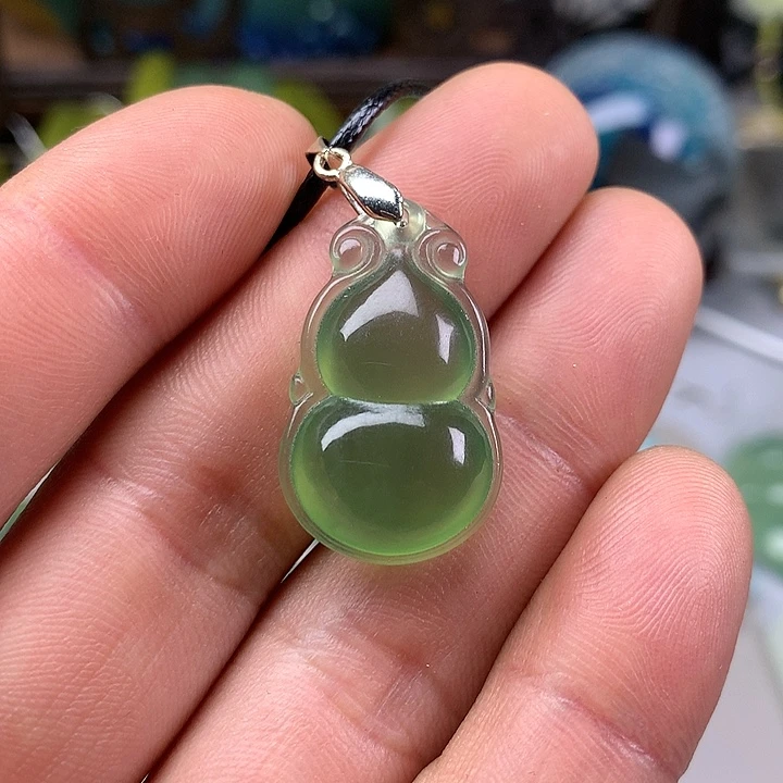 蛇纹石玉挂坠未镶嵌