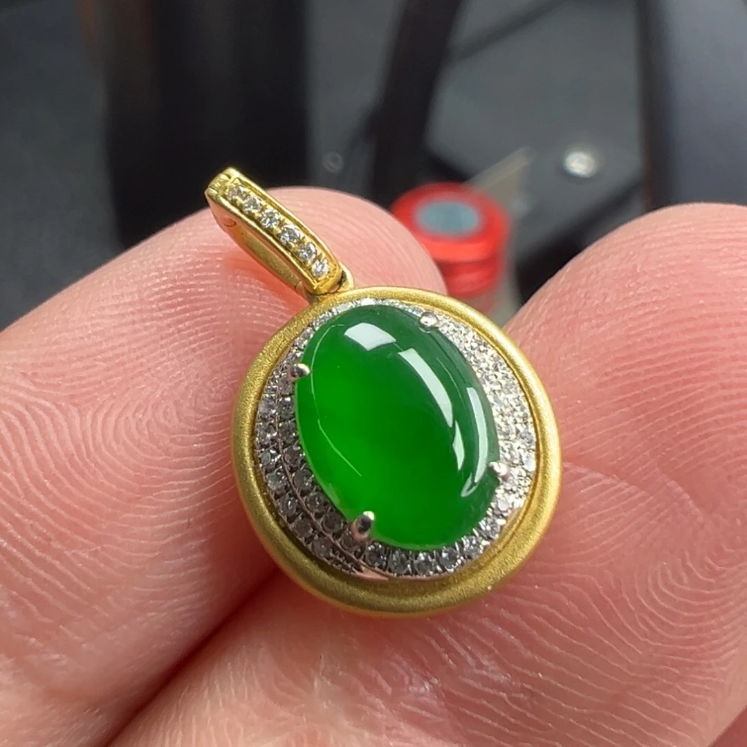 翡翠18K金镶嵌颈饰蛋面8.3