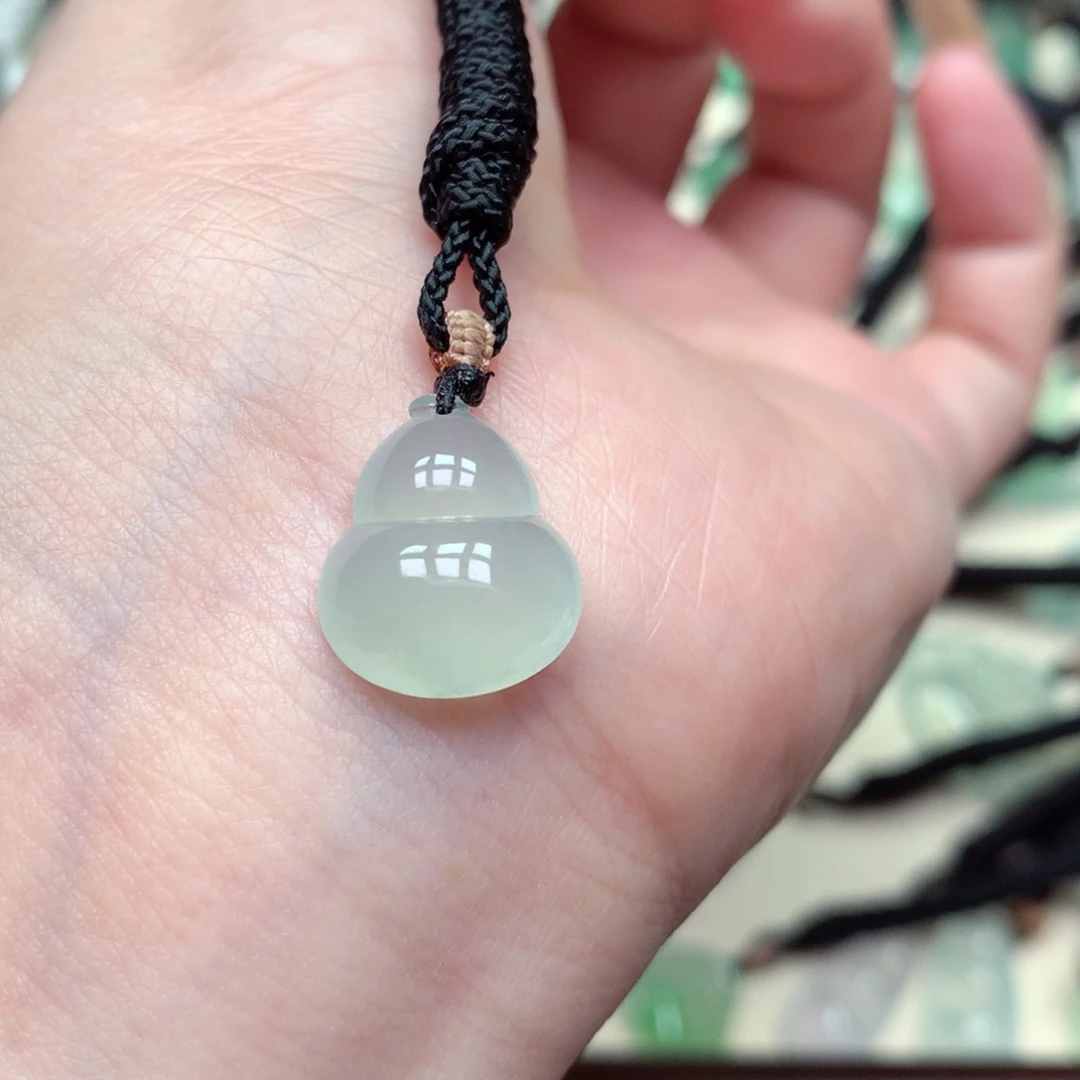 翡翠未镶嵌颈饰葫芦