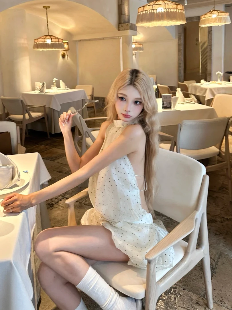 辣妹风白色波点网纱露背挂脖绑带连衣裙女夏季2025新款显瘦短裙子