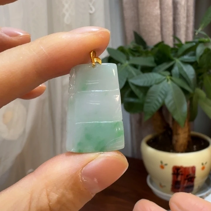 翡翠18K金镶嵌颈饰节节高升