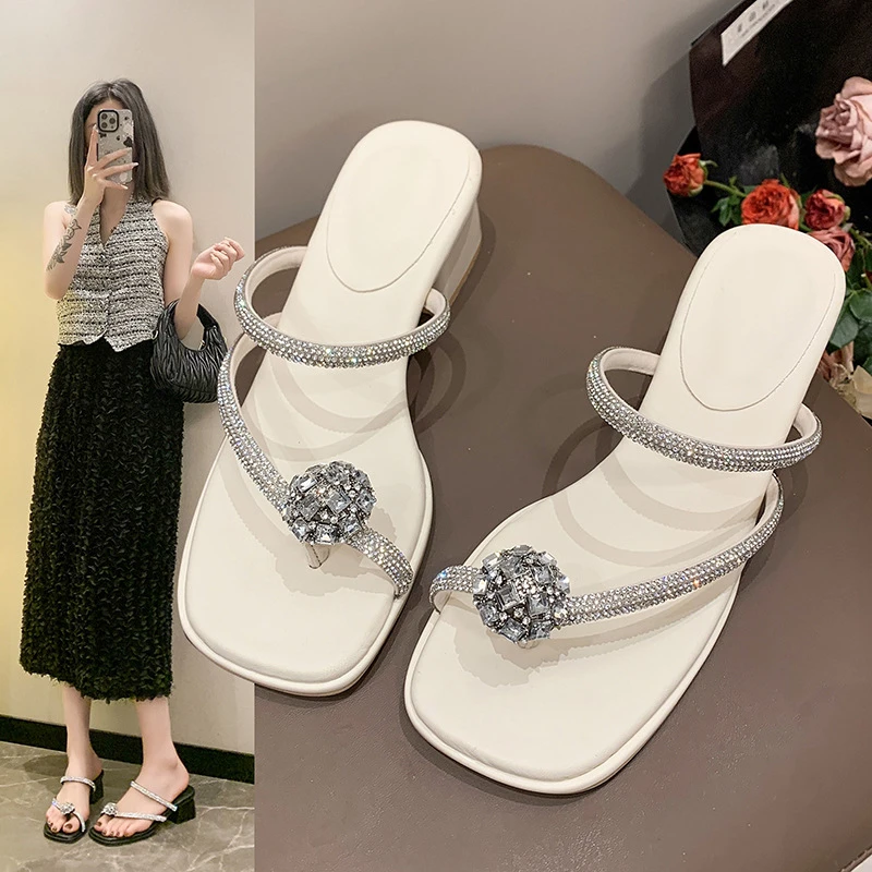 法式粗跟拖鞋女夏外穿2025新款鸽子蛋水钻凉拖鞋百搭夹趾罗马凉鞋