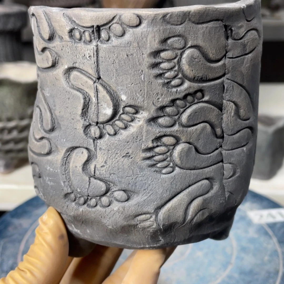 红陶微瑕的脸上有一丝的