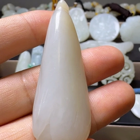 颈饰未镶嵌和田玉（白玉）