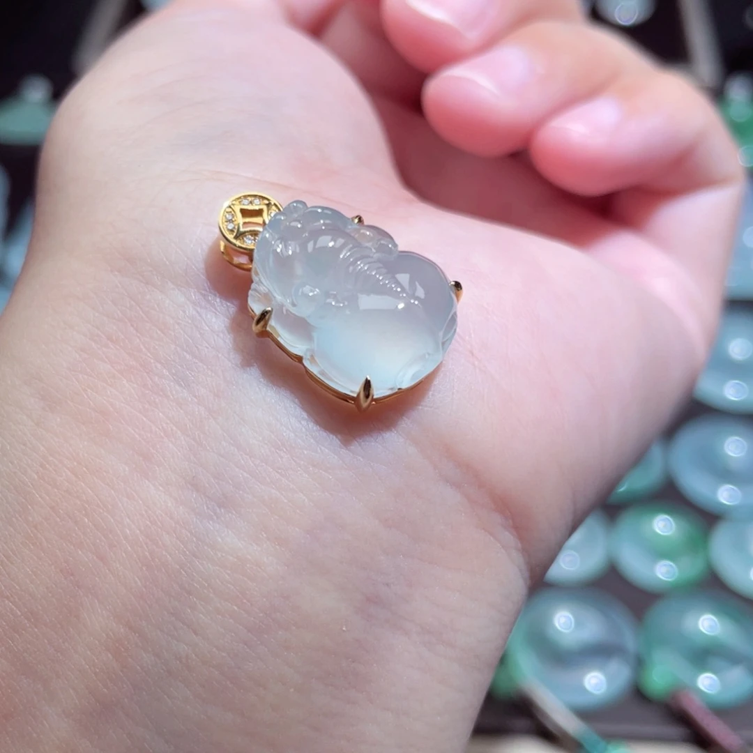 颈饰18K金镶嵌翡翠貔貅