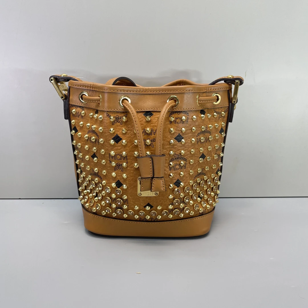 95新 MCM 媚姐/mcm干邑色铆钉抽绳水桶包17*20*11cmG012503