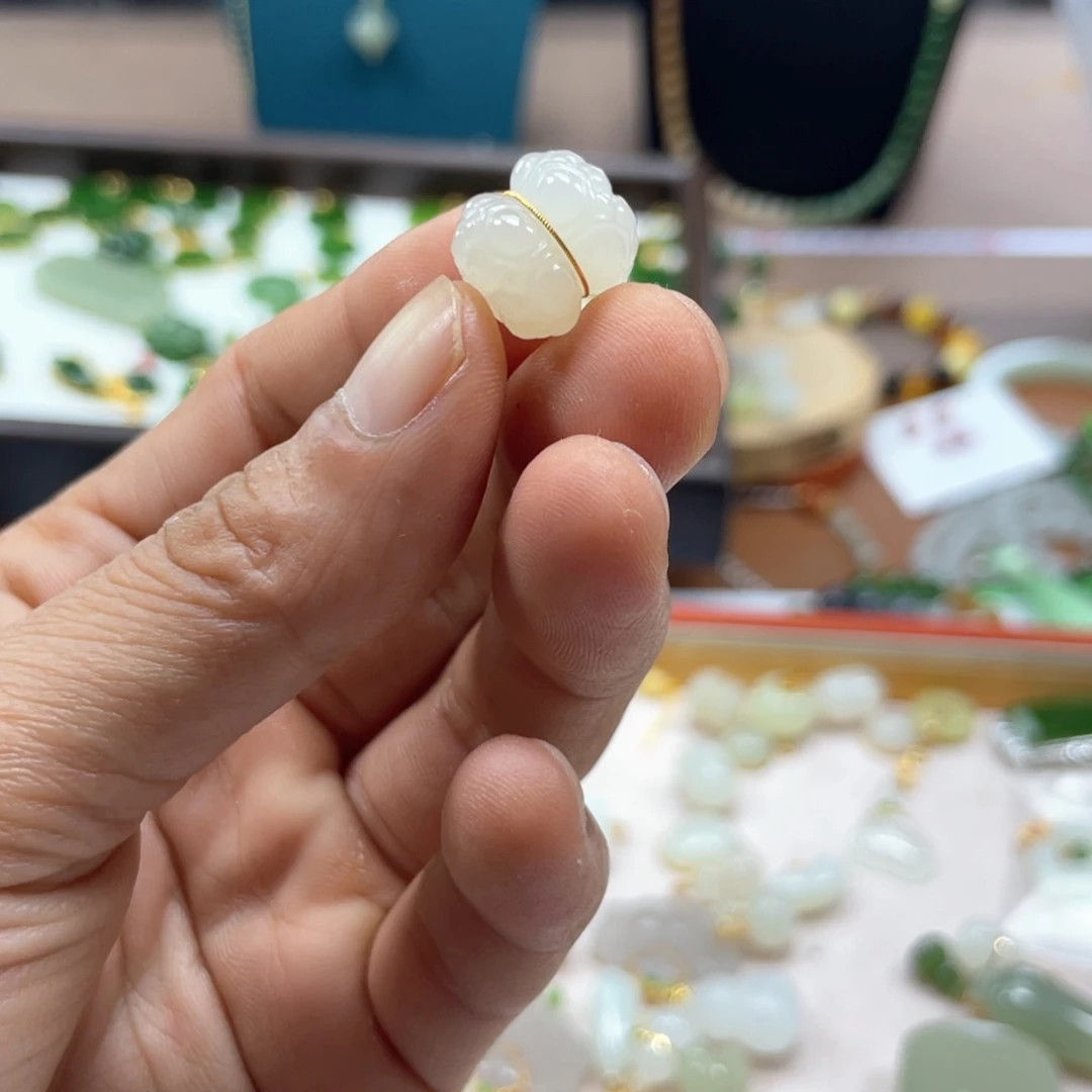 颈饰未镶嵌和田玉（碧玉）