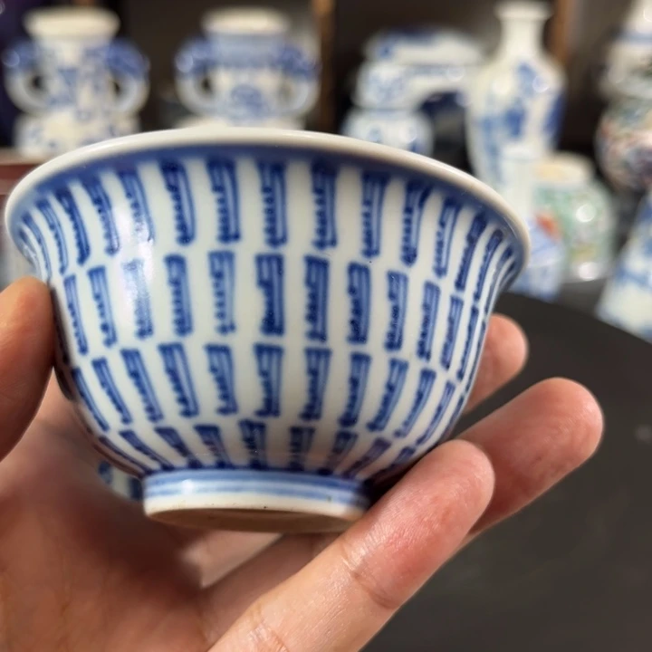 魔***丈摆件一个青花的小杯子