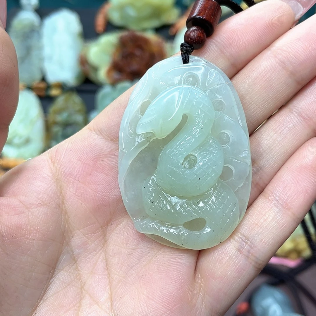 蛇纹石玉颈饰未镶嵌