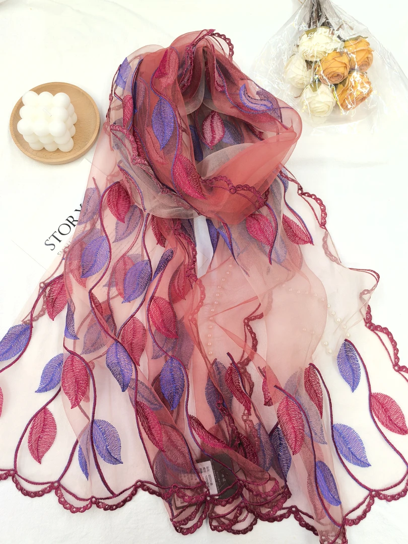 100%桑蚕丝（装饰物除外）欧根纱丝巾披肩渐变绣花工艺时尚气质雅致