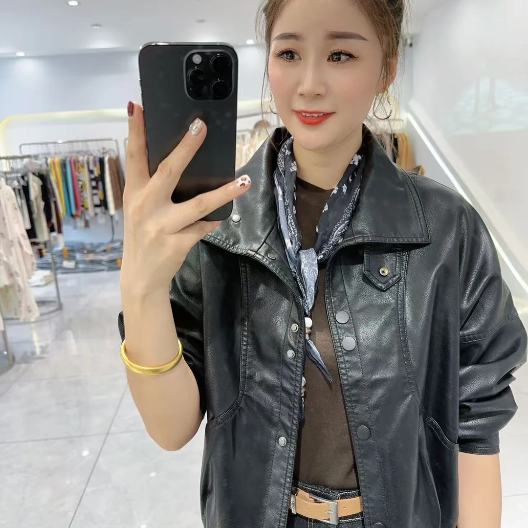 扣子款翻领宽松皮衣