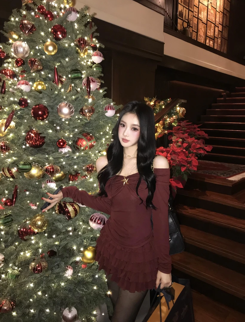 春秋新款网红洋气炸街女装圣诞穿搭千金风露肩上衣氛围感短裙套装