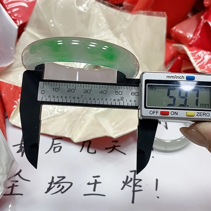 荣***刘翡翠手镯未镶嵌29。 链接加2去拍