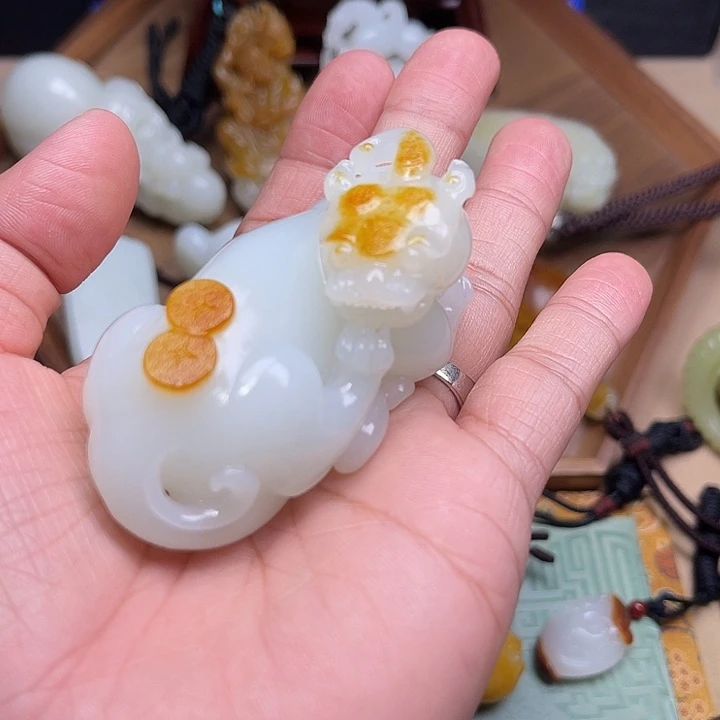 金***和田玉未镶嵌颈饰