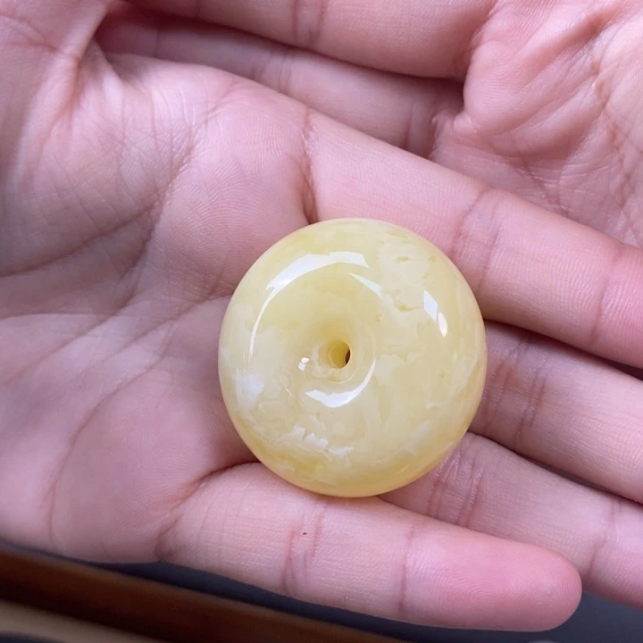 琥珀裸石未镶嵌平安扣