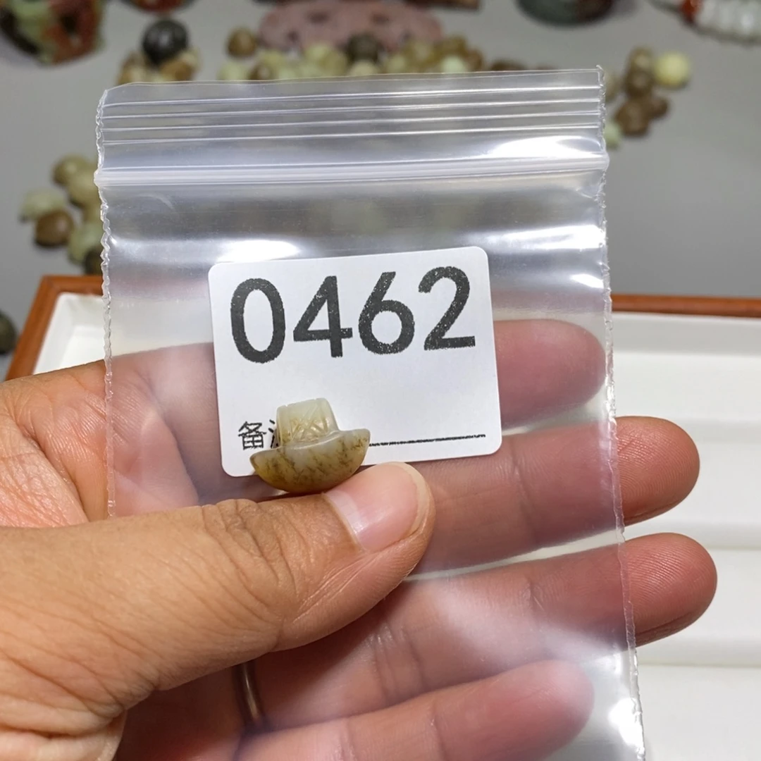 颈饰未镶嵌透闪石质玉乐*