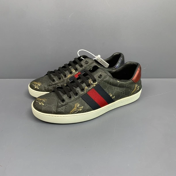 95新 GUCCI/古驰 41.5码 古驰小蜜蜂满印板鞋 后跟通病 休闲鞋275