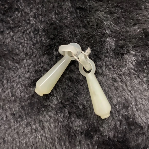 18F133 清 白玉圆雕宝瓶耳饰