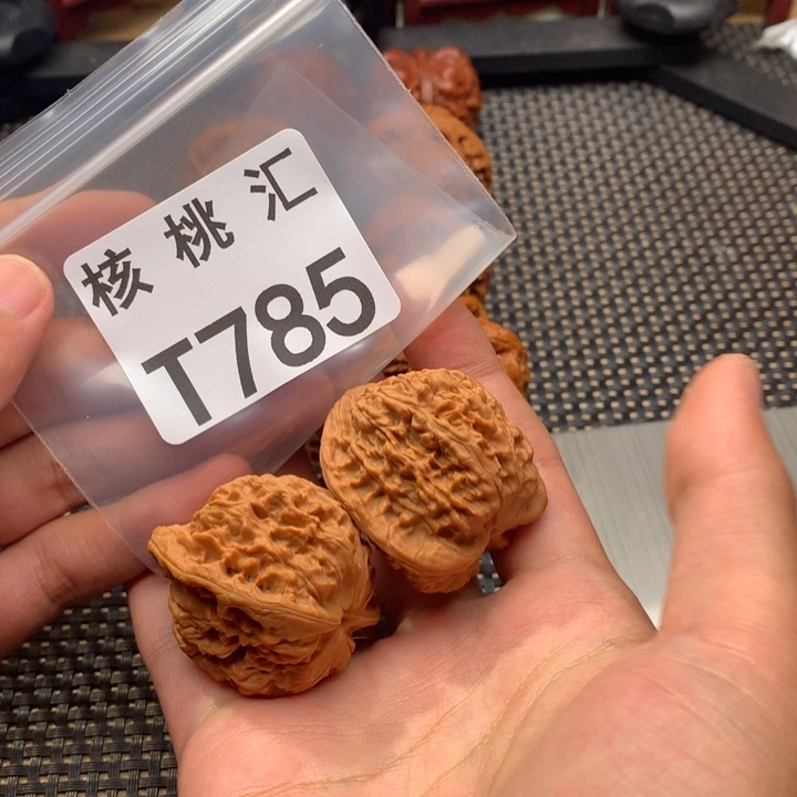 文玩核桃吊坠红狮子