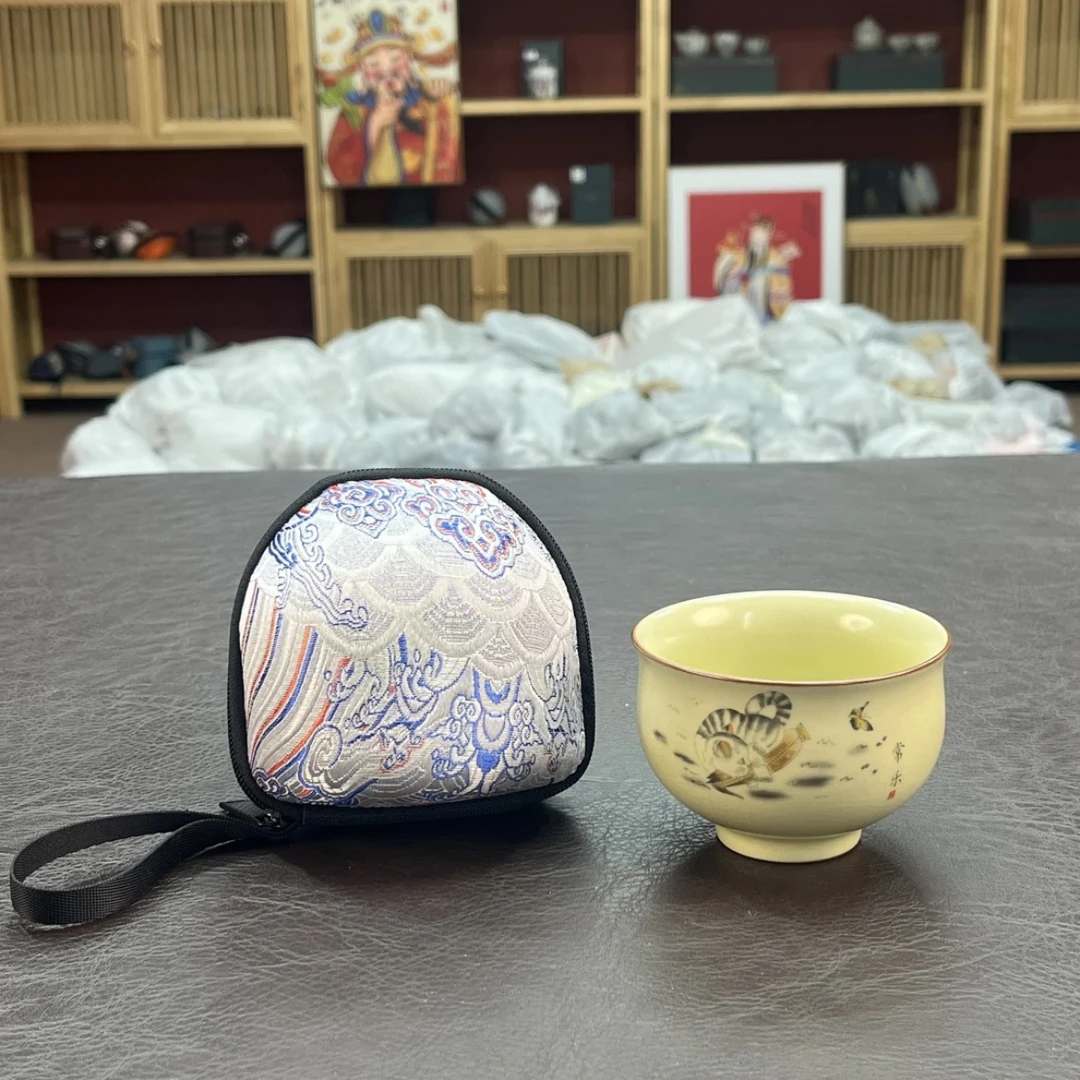 黄汝常乐猫铜钱底主人杯带刺绣包