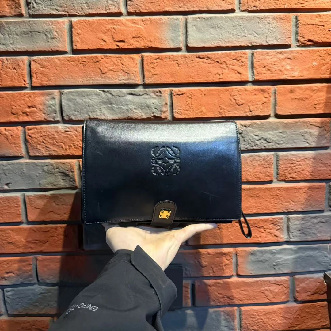 95新 LOEWE/罗意威 经典 质感黑金翻盖牛皮手拿包休闲男包