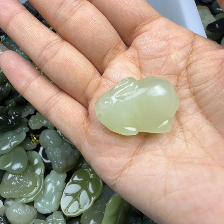 欣***E和田玉未镶嵌珠宝奇石