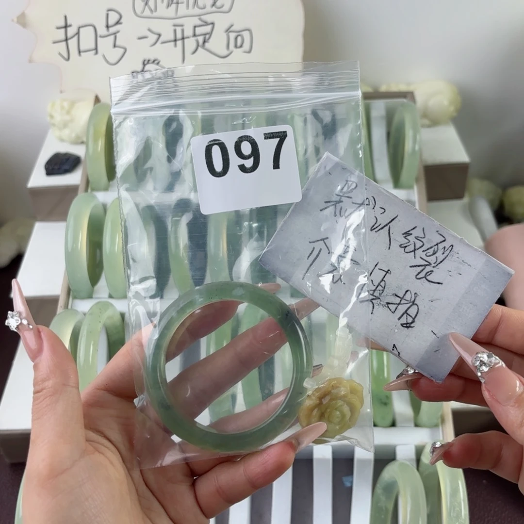 蛇纹石玉未镶嵌手镯佛**妞