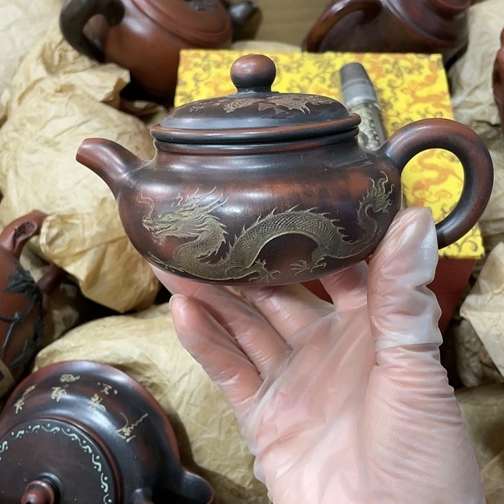 茶壶紫砂原矿料，手工制作的一把紫砂壶。