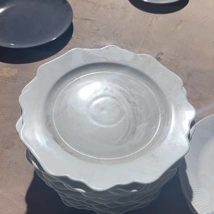 瓷10.5 英寸 花瓣盘子 2 个