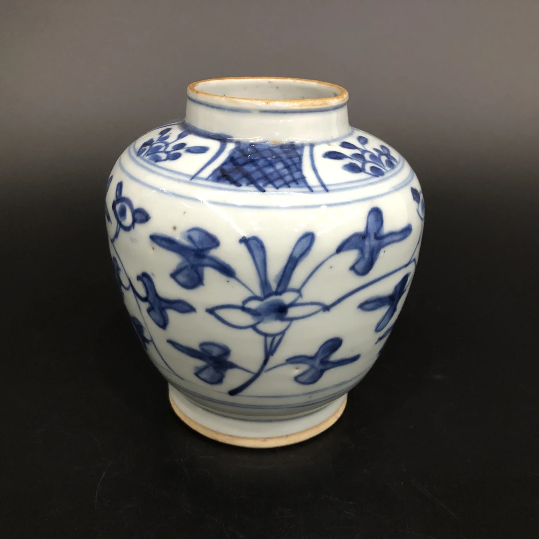 A01040 明晚期青花缠枝花卉纹立足罐 高13.6cm