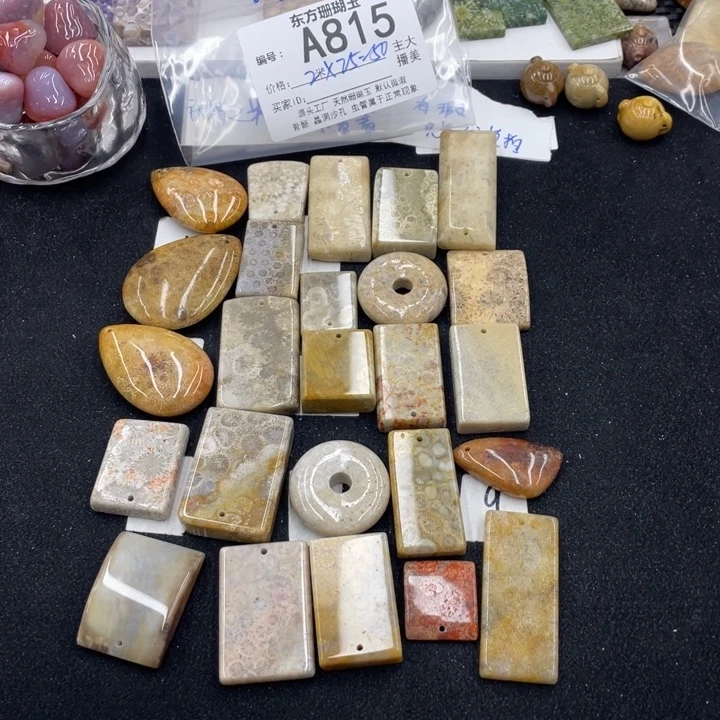 硅化珊瑚（珊瑚玉）颈饰合金小****）