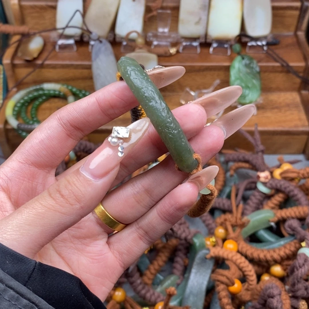 和田玉颈饰未镶嵌懂****?