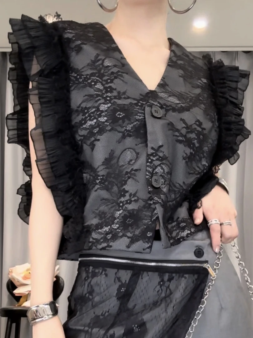 D2106飞飞袖V领蕾丝拼接无袖马甲女夏季2025新款压褶木耳边上衣