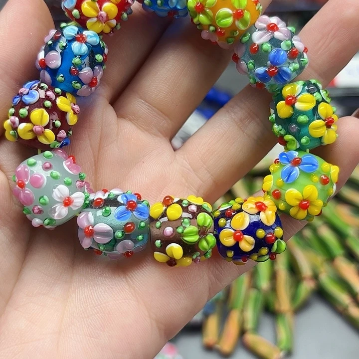 琉璃颈饰单颗8元一颗，10种颜色