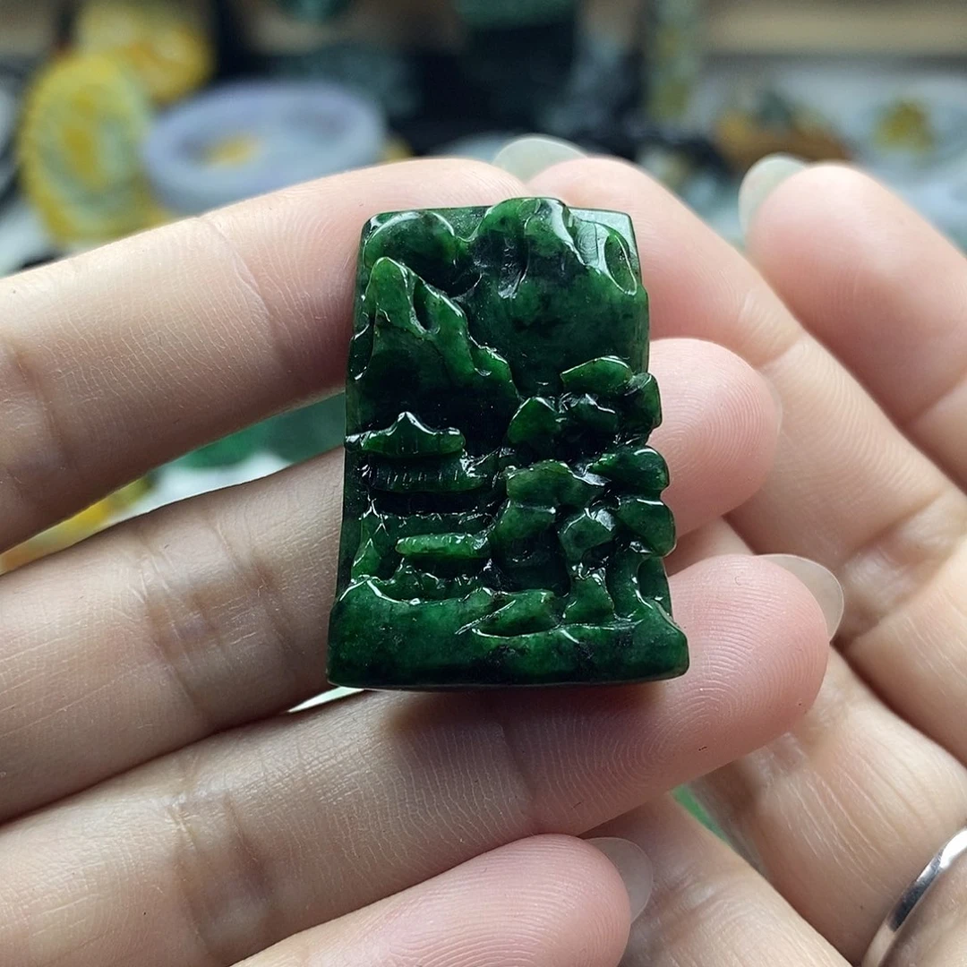 翡翠未镶嵌颈饰牌子