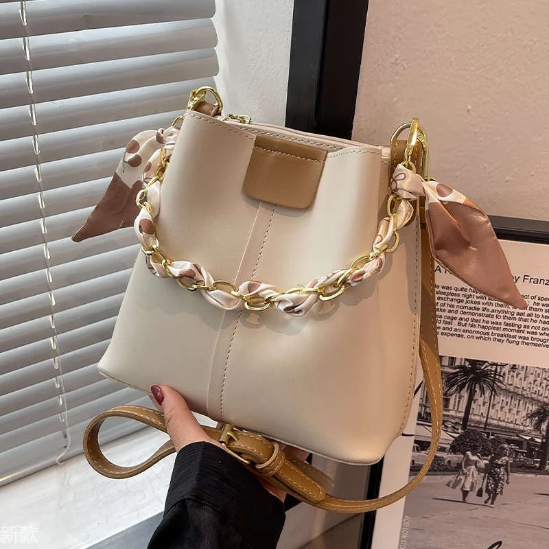 艾米兔女包2025新款小众撞色质感丝巾链条手提单肩斜挎水桶包