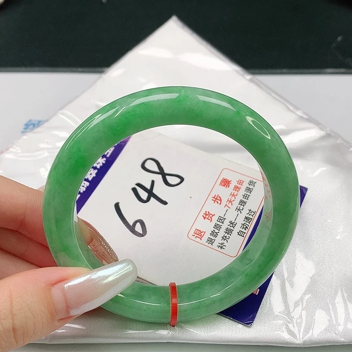 翡翠手镯未镶嵌翡翠手镯