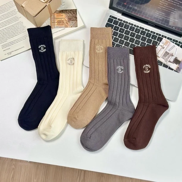 【朝朝暮暮】秋冬纯色大牌刺绣中筒新疆棉袜吸汗透气百搭