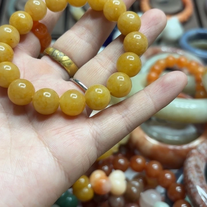 豆***糖石英岩玉合金颈饰