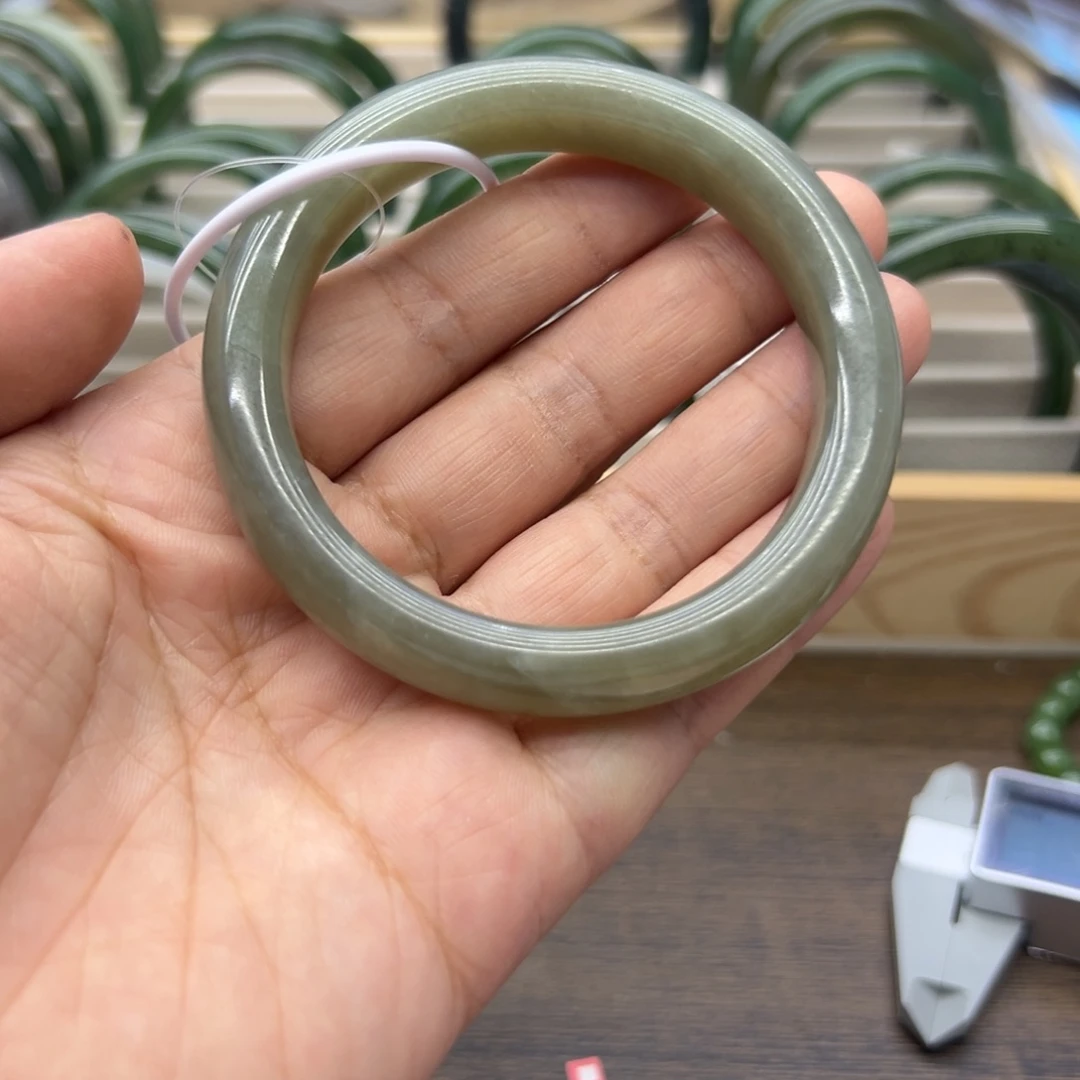 和田玉未镶嵌手镯56.6圈围367瑕