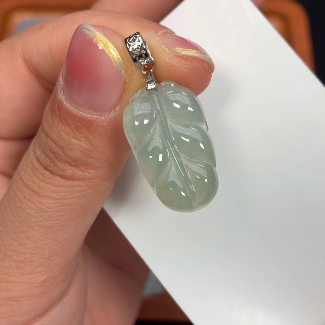 翡翠未镶嵌颈饰叶子