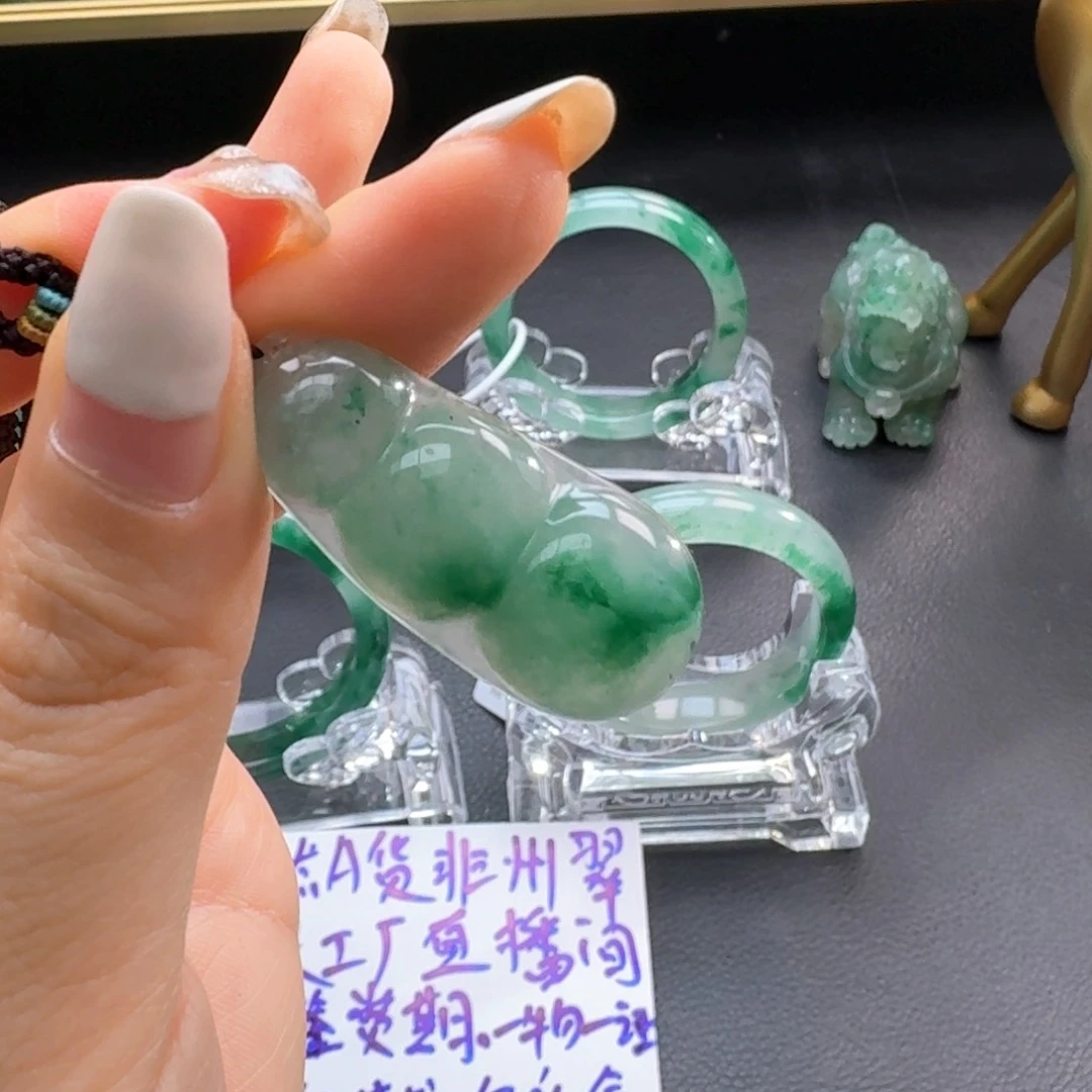 石英质玉未镶嵌颈饰彩*