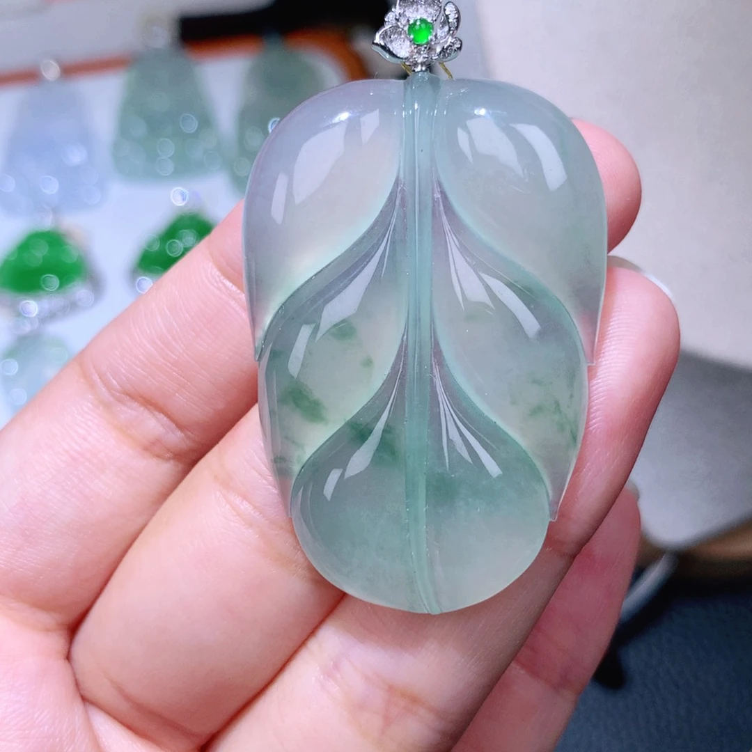 颈饰18K金镶嵌翡翠叶子