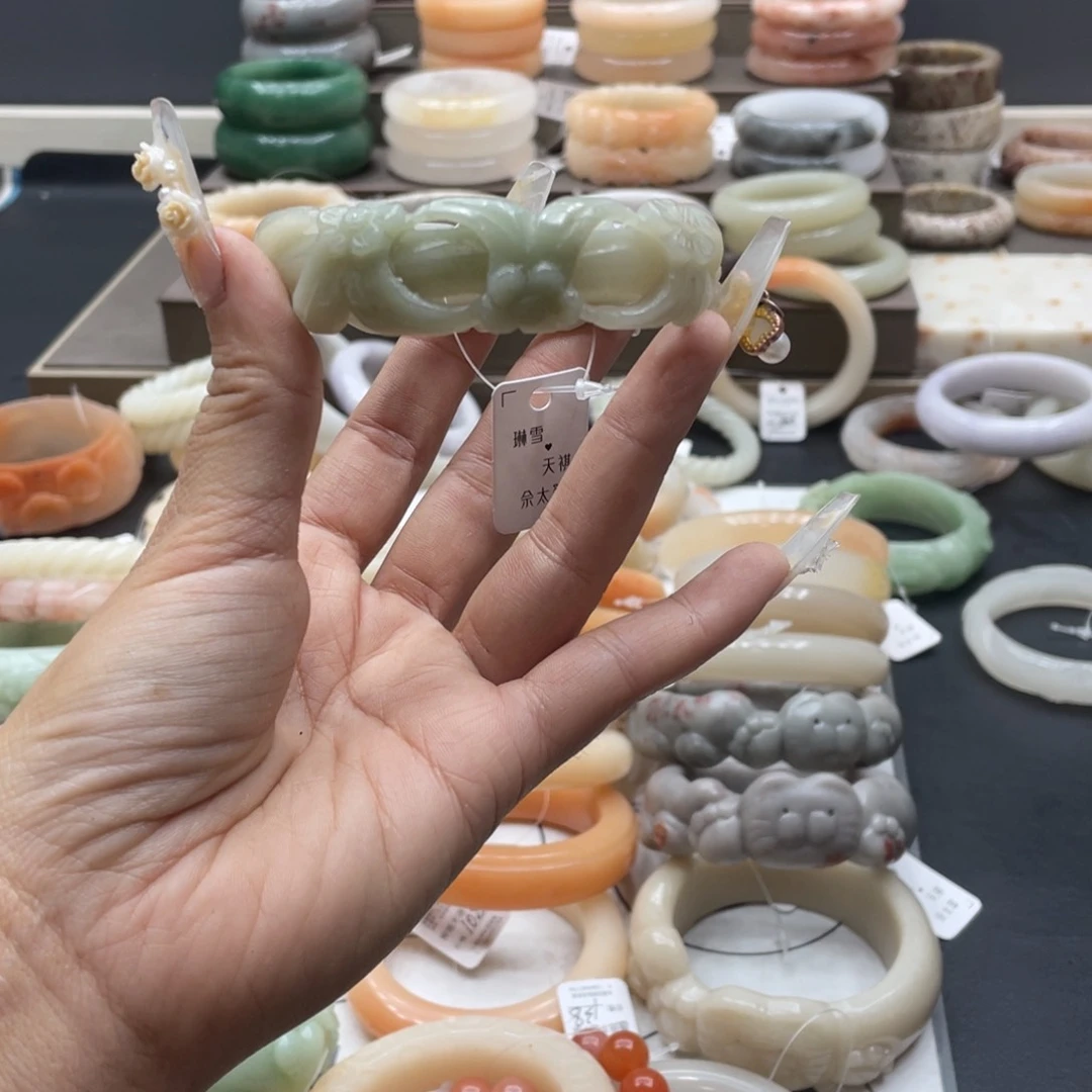 石英质玉手镯未镶嵌我****呢