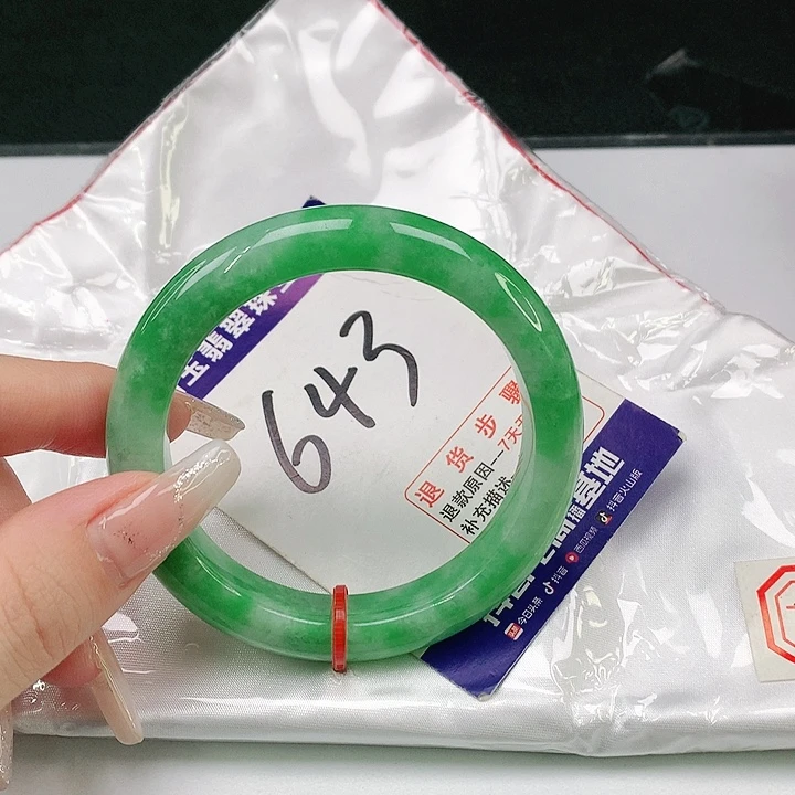 翡翠手镯未镶嵌翡翠手镯
