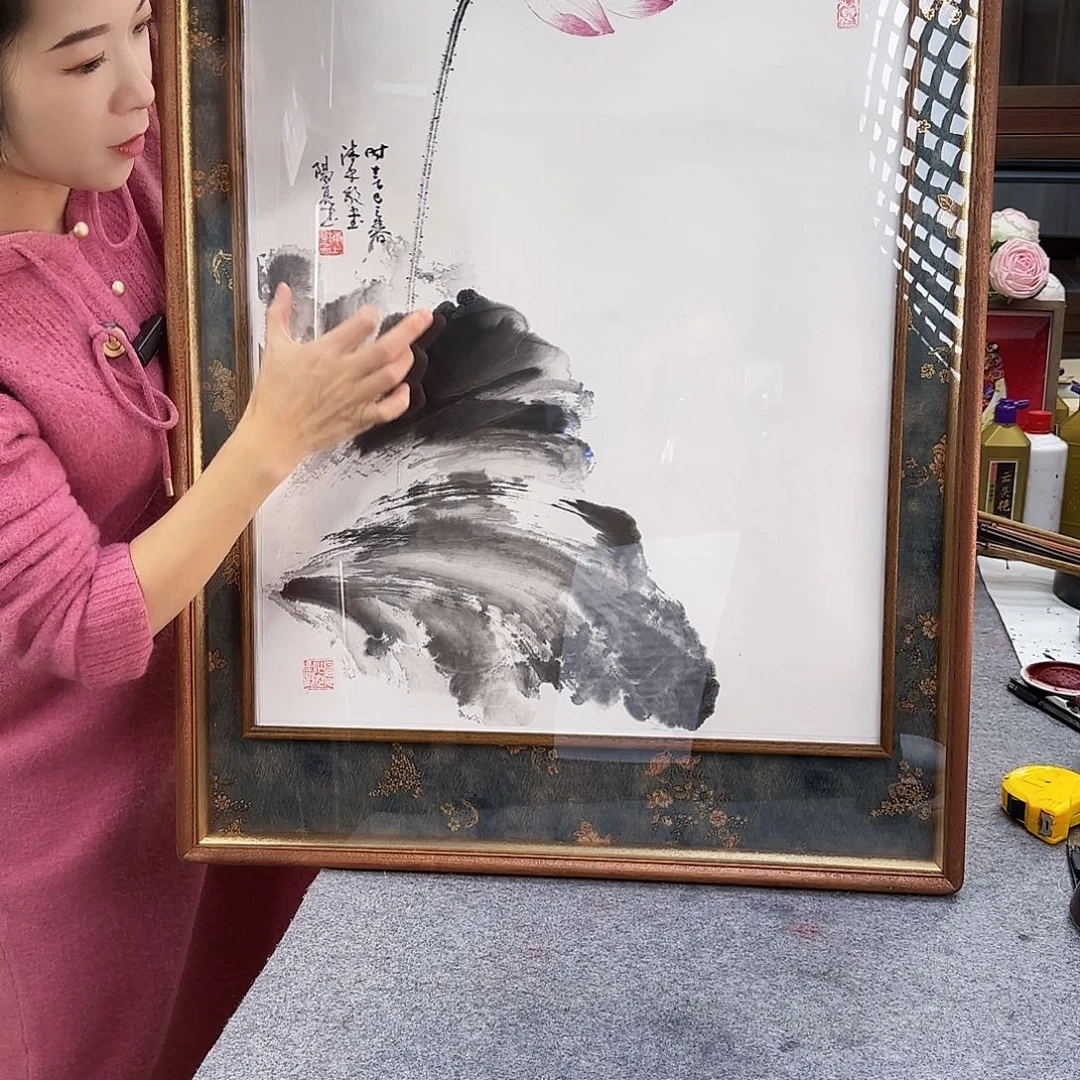 国画伊人阳亮观自在荷花带框